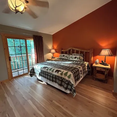 Cozy 2-bedroom cabin steps away from starved rock state park