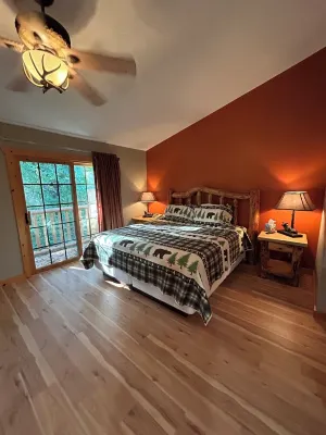 Cozy 2-bedroom cabin steps away from starved rock state park