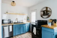 "The Lynn" MODERN URBAN STAY w/ Backyard