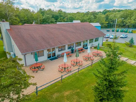 Practically Lakefront Family&Pet Friendly Poconos Perfection w/Hottub Отели в г. Танкханнок Тауншип