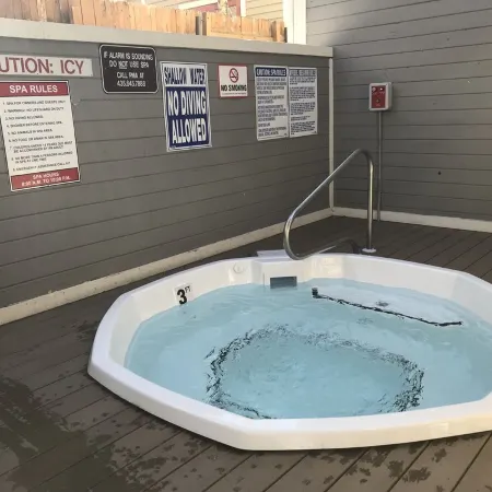 Luxury Heart of Old Town 3-Bdrm+ Hot Tub Walk to Skiing Chairlift Dining Main St