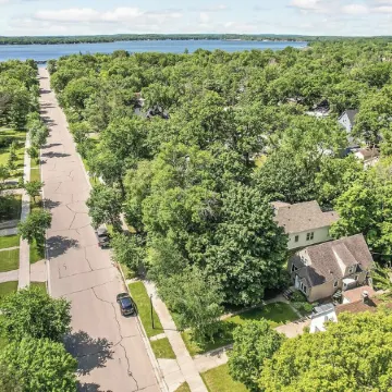Family & dog friendly; 5 min walk to beach, bars, downtown, restaurants and park