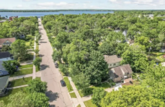 Family & dog friendly; 5 min walk to beach, bars, downtown, restaurants and park