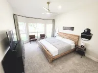 Brand New Spacious Serenity Getaway - King Bed!
