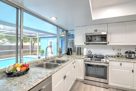 New Modern Retreat with King Bed /Heated Pool/ Grill/ only 8 miles to Beach!!!! Отели в г. Мирамар