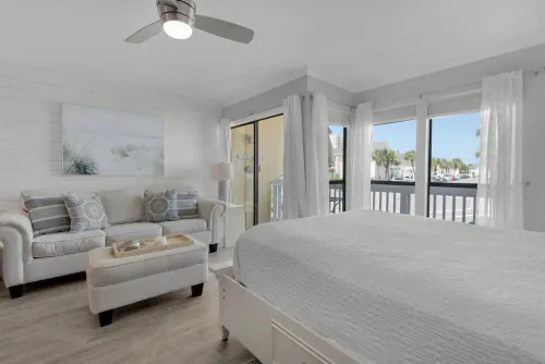Destin Studio Condo, Completely Remodeled, Full Kitchen, Patio, Steps to Beach