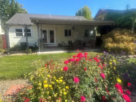 1 king bed 1 queen bed 2 bedroom house with AC, WiFi and washer and dryer