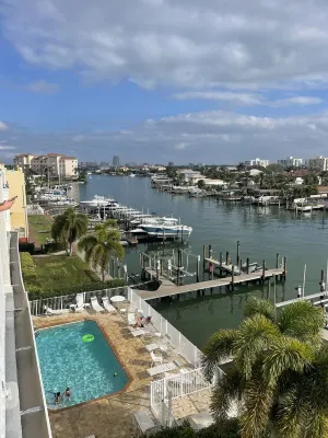Luxe townhouse 2 blk walk to Clearwater Beach, Pier 60, Rooftop patio sunsets