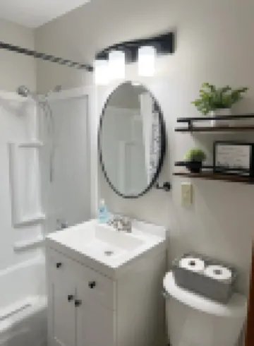 King & 2 Queen Beds, Centrally Located 15 Minutes from Anywhere in Des Moines