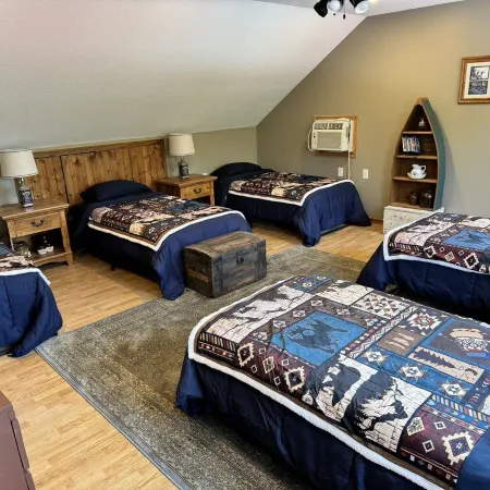 Sandy beach, quiet lake, great fishing & beautiful sunsets w/2 kayaks & gameroom