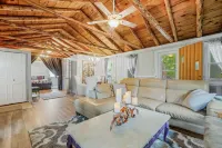 Cabin, rustic elegance w/ hot tub, lake access