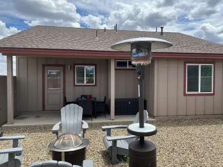 New Build!  Sunflower Cottage Perfect Summer Getaway! on 2 Acres! Отели в г. Коконино