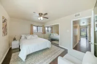 Cheerful 3-bedroom Home with a Pool! And Game room. North central! Hotels in Northwest San Antonio