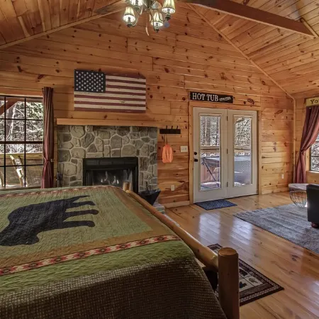 Romantic, Cozy & Beautiful Getaway Cabin, Hot Tub & Close to Parkway!