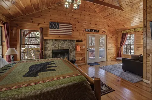 Romantic, Cozy & Beautiful Getaway Cabin, Hot Tub & Close to Parkway!