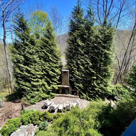 Luxurious Cabin with Stunning Mountain Views and Outdoor Fireplace in Sky Valley
