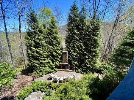 Luxurious Cabin with Stunning Mountain Views and Outdoor Fireplace in Sky Valley