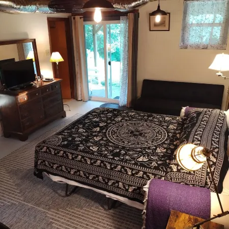 Studio for 3/Private Entrance, Bath, WiFi, Netflix/2.5 mi to Town/Pets