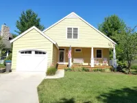 Gorgeous Harbor Country Cottage; PRIVATE HOT TUB; close to downtown/beach