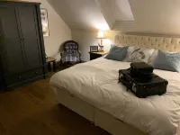 Morgan Cottage at 'This Is Not Here' With Hot Tub