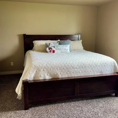 KING bed, 2-bedroom, full kitchen, pickleball, park. Private, spacious basement.