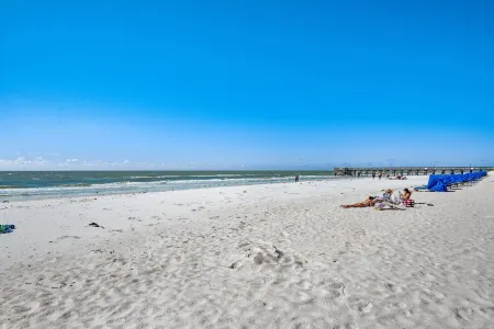 2/2 Bright and Luxurious, Balcony Walk Out to the POOL & BEACH Отели рядом с достопримечательностью «Тики Гарденс - Индиан-Шорс Бич Аксесс»