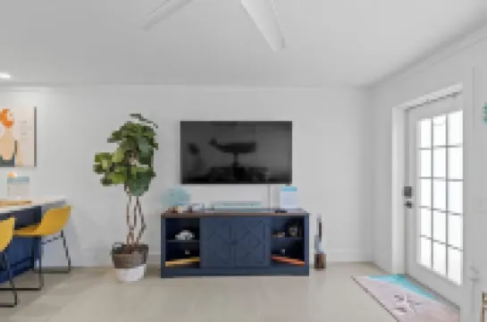 Close to beach, private heated pool, bikes, beach chairs & more!