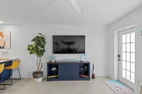 Close to beach, private heated pool, bikes, beach chairs & more!