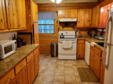 Near West Jefferson, Boone + Blue Ridge Parkway! Mountain get away w/ fireplace. Hotels in Pine Swamp