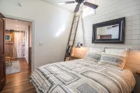 Vintage Waterfront Cottage with Stunning Sunsets  호텔
