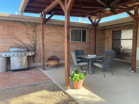 Charming 4-bedroom house with AC, WiFi, and  play areas in pleasant Tucson Отели рядом с достопримечательностью «Тохоно Чул | Гарденс, Галлерис, энд Бистро»