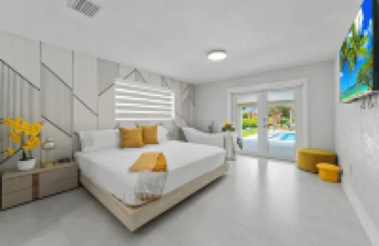 Luxurious Stay w/ Courts, BBQ, Fire Pit & H. Pool