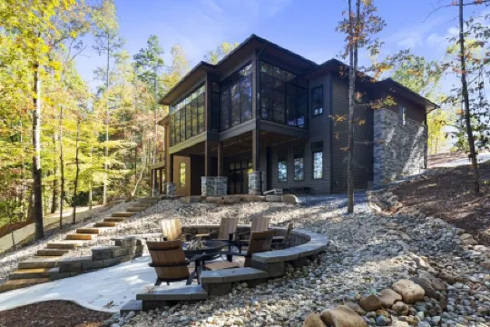 Spacious 5-Bed Lake Keowee Retreat – Only 15 Mins from Clemson!