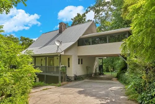 Lake View of Fontana Lake close to Great Smoky Mountains and Tail of the Dragon