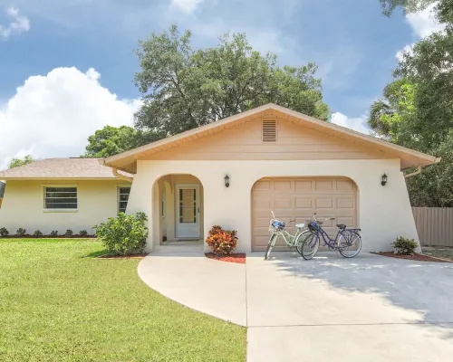 Venice Palm Villa - Minutes to the Beach - Screened Patio- Fenced yard! Hotels in Venice Gardens