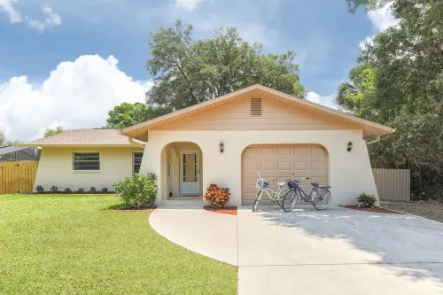 Venice Palm Villa - Minutes to the Beach - Screened Patio- Fenced yard!