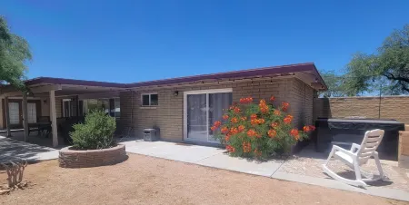 NW Tucson house with beautiful views of the Catalina Mountains Отели рядом с достопримечательностью «Тохоно Чул | Гарденс, Галлерис, энд Бистро»