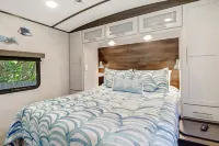 Luxury RV experience w/ all the amenities in central Naples! 로더밀크 공원 주변 호텔
