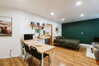 Cozy craftsman studio with luxury bathroom and everything you will need! Hotels near Laser Fun Zone