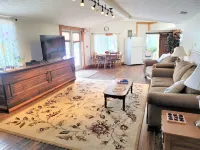 Historic Hardware Inn with River Views: Ely Suite