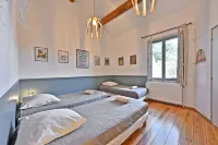 La Maison de Campagne , in Provence Gîte with swimming pool and bicycles Chateau de Beaucaire附近的飯店