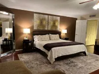 Luxury Lake Home on Arrowhead Lakes. Desert Glen Shopping Center附近的飯店
