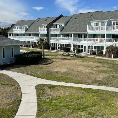 Peaceful, Gated Community with Indoor & Outdoor Pools.Walk to Beach, Dining &Fun