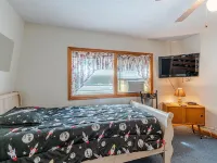 Waterfront Cabin - Family and Dog Friendly Hotels in Hardy County
