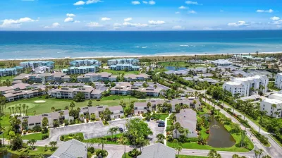 2-bedroom condo in delightful Fort Pierce with WiFi, AC, fitness room