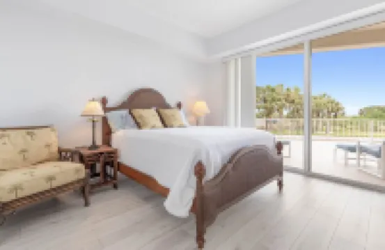 Oceanfront 2/2 Condo; Short walk to Pool & Beach