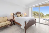 Oceanfront 2/2 Condo; Short walk to Pool & Beach