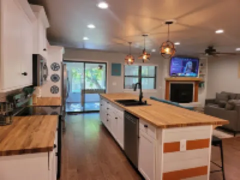 K Street Retreat: Minutes to MB Trails, Downtown