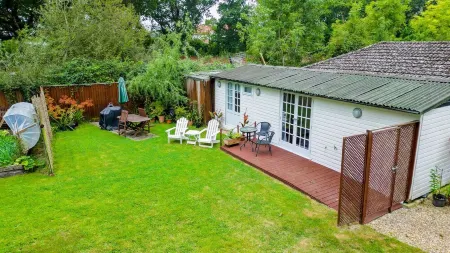Lymington Self-Catering Garden Retreat