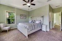 Unwind in Urban Bliss: Relax Near Downtown Nightlife & Pensacola Beach Hotel in zona Pensacola Lighthouse